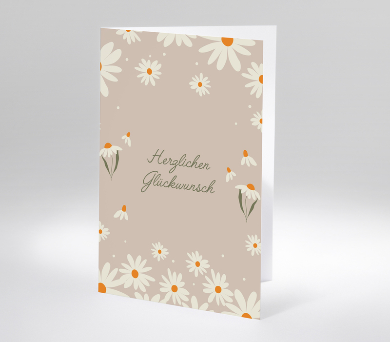Glückwunschkarte mit Gänseblümchen auf beigem Hintergrund