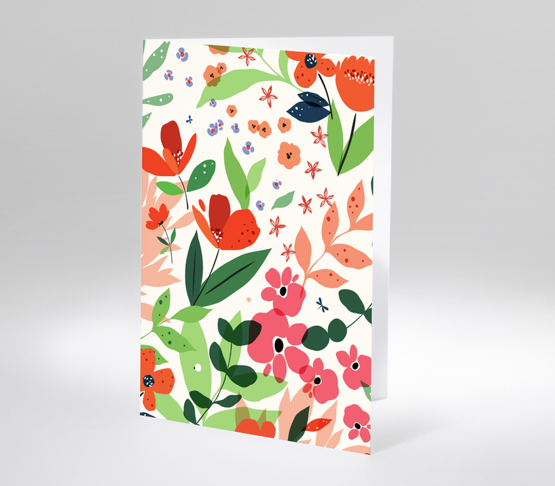 Florale Grußkarte mit farbenfrohem Blumenmuster und Blättern