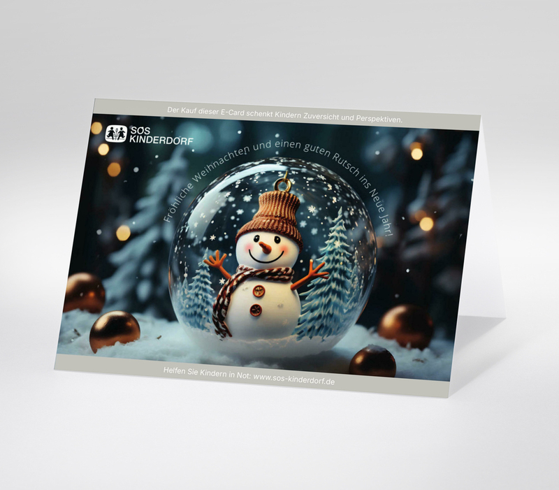 Digitale Weihnachtskarte mit fröhlichem Schneemann in einer transparenten Glaskugel, winterlicher Tannenwald und Schneeflocken, Text Fröhliche Weihnachten und einen guten Rutsch ins neue Jahr