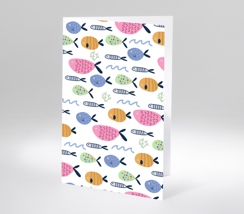 Verspieltes Fischmuster in Pastellfarben – moderne Kinderkarte mit maritimem Design
