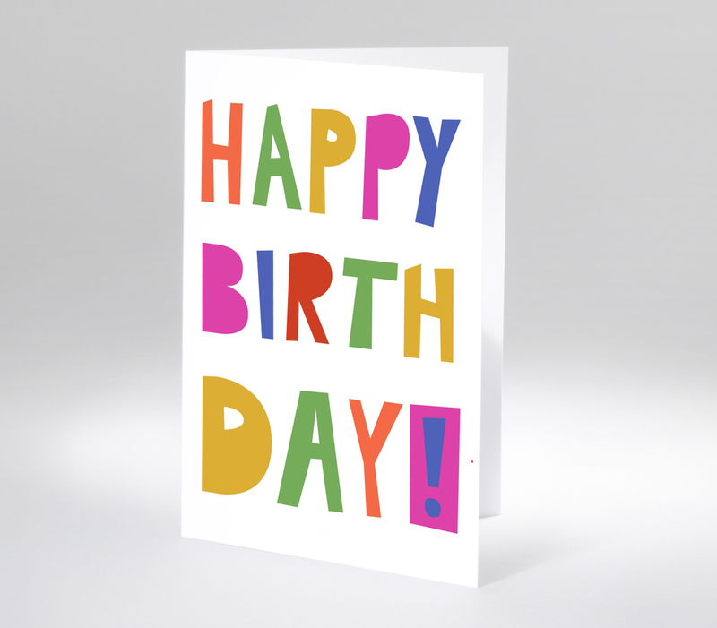 Moderne Geburtstagskarte mit „Happy Birthday“ Schrift in bunten, großen Buchstaben
