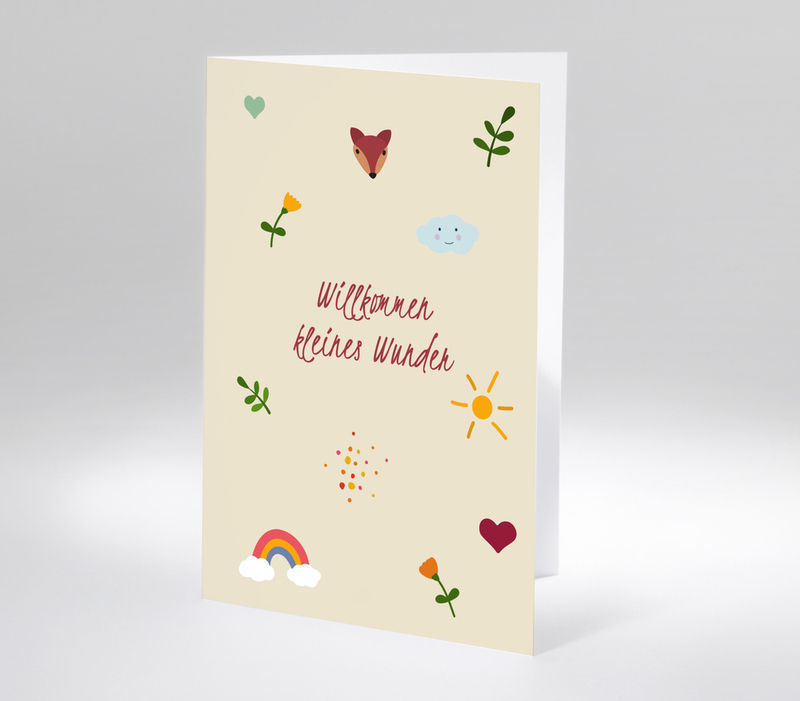 Verspielte Geburtskarte mit niedlichen Symbolen und Schriftzug Willkommen kleines Wunder.