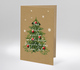 Kraftpapier-Weihnachtskarte mit grünem Baum, roten Kugeln und weißem Schriftzug