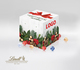 Würfelförmiger Adventskalender von Lindt mit einer fotoartigen Bordüre aus Zapfen, roten Beeren sowie Mistel- und Tannenzweigen. Auf der oberen Fläche ist eine rote Geschenkschleife und der Schriftzug Fröhliche Weihnachten.