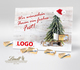 Tisch-Adventskalender von Lindt. Das Motiv zeigt einen Tannenbaum mit Weihnachtsmütze, der auf einem Schlitten im Schnee vor hellem Holzhintergrund steht. In roter Schreibschrift steht links daneben Wir wünschen Ihnen ein frohes Fest. In der unteren linke
