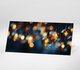 Weihnachtslichterkette mit funkelnden Glühbirnen und Bokeh-Effekt in stimmungsvoller Beleuchtung