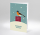 Weihnachtskarte mit Vogel auf Geschenkpaket und Schriftzug Besinnliche Festtage auf schneebedecktem Hügel