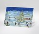 Weihnachtskarte mit Kindern im Schnee, beleuchtetem Weihnachtsbaum und verschneiter Winterlandschaft