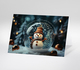 Weihnachtskarte mit fröhlichem Schneemann in einer transparenten Glaskugel, winterlicher Tannenwald und Schneeflocken, Text: Fröhliche Weihnachten und einen guten Rutsch ins neue Jahr