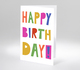 Moderne Geburtstagskarte mit „Happy Birthday“ Schrift in bunten, großen Buchstaben