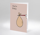 Verspielte Geburtskarte mit Storch und Schriftzug Hallo Baby.